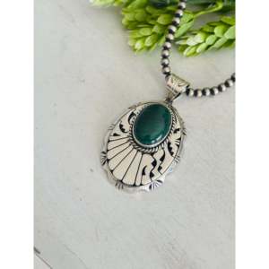 Pendentif religieux Eugene Belone en malachite et argent sterling avec sertissage clos, bijoux en or et perles d'Inde - Product Image 4