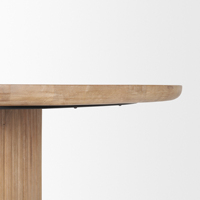 Table de salle à manger de cuisine en bois de manguier massif de forme ronde, de taille compacte, artisanale, avec un motif de linte, base sur pied