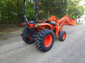 Tractor Kubota L2501 4WD Multiusos con Cargador Frontal, Tractor Rojo para Granja, Tractor Compacto Utilitario de 25HP - Product Image 4