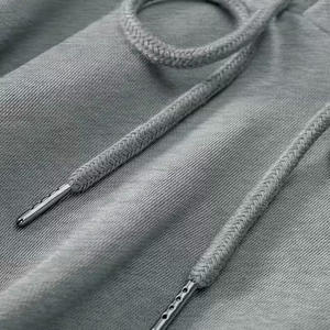 Ensemble sweat à capuche et short pour homme avec logo personnalisé Tenue deux pièces élégante et confortable pour un usage quotidien Exercice d'entraînement et séances de gymnastique - Product Image 3