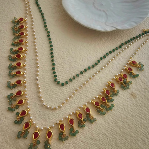 Collier Kundan traditionnel plaqué or avec pierres en forme de goutte rouge rubis, pendentifs à perles vertes et chaîne de perles, idéal pour mariages et occasions festives - Product Image 2