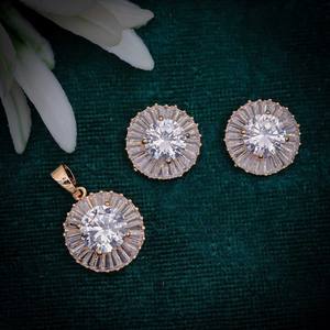 Ensemble de pendentifs pour femmes en alliage de haute qualité plaqué or radiant avec pierres en zircon serties en canal, style tendance (AD) - Product Image 1