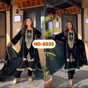 Superior Quality Shiny <b>Fabric</b> Woman Heavy <b>Viscose</b> Velvet Suits with Elegant Cut Style Outfit for Wedding Party for Bulk Export - Product Image 3