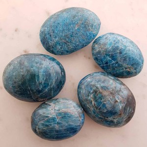 Pierre de paume en apatite polie de style mascotte Feng Shui européenne, faite à la main, de haute qualité, artisanat en agate semi-précieuse naturelle - Product Image 2