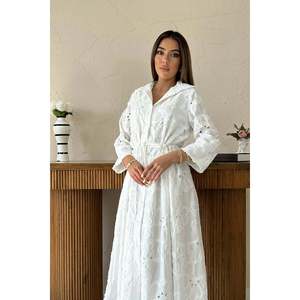 Robe blanche brodée avec ceinture à nouer - Blanc - Product Image 3