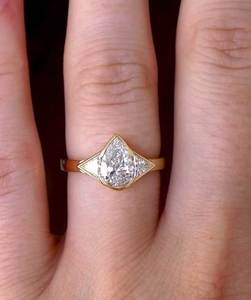 Bague de fiançailles à trois pierres en diamant de laboratoire taille poire 1,75 carat (CTW) CVD avec sertissage clos en or jaune 14 carats, bijoux de mariage - Product Image 4