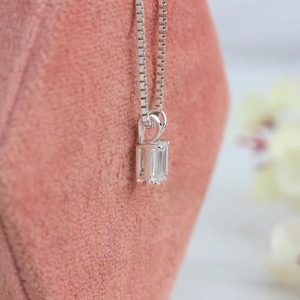 1.70ctw สร้อยคอจี้เพชรเม็ดเดี่ยวสีเขียวมรกตขนาด6*8มม. สำหรับปลูกในห้องทดลองที่สวยงามขายส่งเครื่องประดับทองแข็งของขวัญสำหรับเธอ - Product Image 4