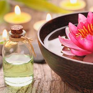 Huile essentielle naturelle de lotus rose 100% de qualité pharmaceutique disponible dans un emballage en vrac de 25kgs et 180kgs d'huile essentielle pure - Product Image 1