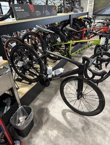 ขายสินค้าของแท้คุณภาพดี พร้อมจัดส่งรวดเร็ว สำหรับจักรยาน Trek Madone SLR 9 AXS Gen 8 ของแท้ - Product Image 3