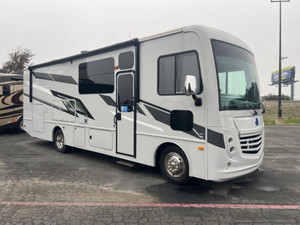 Autocaravana de Lujo Clase A Holiday Rambler Vacationer 2022, Interiores Espaciosos, 4-6 Pasajeros, Euro 5, en Venta - Product Image 4