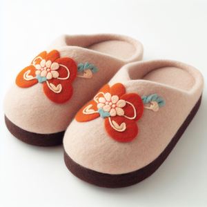 Pantoufles en feutre gris faites à la main ornées de fleurs en feutre-Chaussures confortables en laine pour femmes-Pantoufles feutrées grises écologiques - Product Image 3