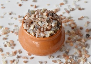 Venta al por mayor de mezcla de piedras de luna de forma irregular de 1 kg, chips de piedras preciosas naturales curativas para decoración, fabricación de joyas y arte. - Product Image 1