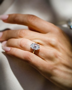 แหวนเพชรโมอิสทรงรีตัดขนาด10x7มม. สำหรับประดับทองสี่ง่ามแบบคลาสสิก | เครื่องประดับชั้นดีสำหรับงานแต่งงานของเจ้าสาว - Product Image 1