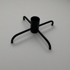 Élégant support d'arbre de Noël en métal argenté avec base ornée fabriqué à la main par des artisans qualifiés pour des vacances décoratives - Product Image 2