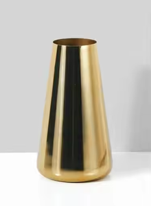 Florero de Metal moderno hecho a mano con acabado antiguo diseño único para sostener flores decorativas por decor Impex - Product Image 2