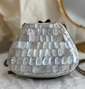 Sac à main en nacre verte avec fermoir en métal, orné de pierres, écologique, fait à la main pour femmes - Product Image 5