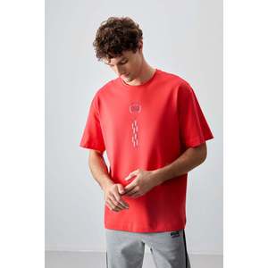 เสื้อยืดพิมพ์ลายเนื้อผ้าหนานุ่ม 100% คอตตอนทรงโอเวอร์ไซส์สำหรับผู้ชาย ยี่ห้อ Air Jones สีเฟียสต้า สไตล์ลำลองแนวสตรีทแวร์ - Product Image 1