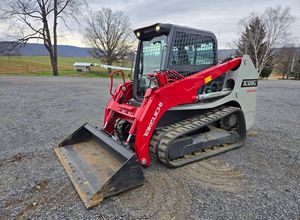 Minicargadora TAKEUCHI TL12R2 con cabina EROPS con calefacción y aire acondicionado. Cámara de Reversa para Cargadora de Orugas, Controles de Joystick, Sistema Hidráulico Auxiliar - Product Image 2