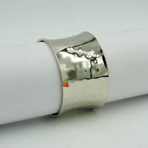 Ensemble d'anneaux de serviette en laiton élégant et moderne pour la salle à manger Design concave martelé en argent Porte-serviettes en métal élégant pour les fêtes - Product Image 3