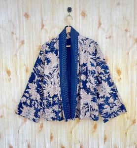 Kimono en coton indien fait à la main de luxe à fleurs Kantha Vintage Veste d'hiver unique Cadeau parfait pour les êtres chers Pardessus Designer - Product Image 1