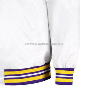 เสื้อแจ็คเก็ตบอมเบอร์ผ้าซาตินทำมือพร้อมส่ง ปิดด้วยกระดุมแบบสแนป ปลายแขนเสื้อแบบริบ มีกระเป๋าข้าง ทรงยูนิเซ็กซ์ แห้งเร็วและกันน้ำ สำหรับผู้ชาย - Product Image 4