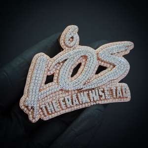 Pendentif personnalisé de 3 pouces avec couronne en moissanite de taille princesse, finition en or jaune 14 carats, style hip hop - Product Image 2