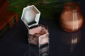 Boîte à bagues en verre de forme hexagonale de conception esthétique Organisateur de bijoux en verre et cadre en métal pour les fiançailles de mariage - Product Image 5