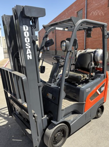 Offre exclusive aux enchères pour chariots élévateurs à pneus coussinés GC18S-9 2019, capacité de levage de 3500 LBS - Product Image 2