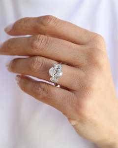 Bague à trois pierres en moissanite taille ovale 8x10 mm avec pierres d'accent rondes, élégante, plaquée or blanc, bijoux fins de fiançailles - Product Image 1