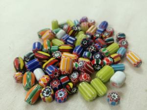 Perles de verre à chevrons rayées sur mesure en plusieurs couleurs assorties disponibles à partir de la taille 8 mm idéal pour les créateurs de bijoux - Product Image 3