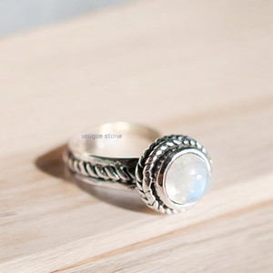 Bague en argent sterling 925 faite à la main pour ses bijoux de créateur en pierre de lune de feu bleu naturel avec incrustation de réglage de lunette - Product Image 2