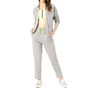 Vente en gros de survêtements de sport décontractés de haute qualité pour femmes en molleton avec logo imprimé pour survêtement de la saison d'hiver - Product Image 2