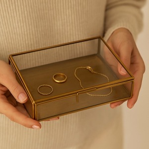 Joyero cuadrado de cristal pulido dorado para almacenar y mostrar de forma segura su impresionante colección - Product Image 2