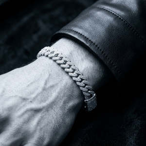 สร้อยข้อมือคิวบันลิงค์แบบสลิมประดับเพชร CZ หรูหรา พร้อมตัวล็อกปลายโซ่แบบเชื่อมต่อกันสีเงินขัดเงา สำหรับผู้ชาย - Product Image 3