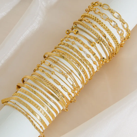 Bracelet à breloques en acier inoxydable avec lettres pour femmes, bijoux de mode de couleur unie de style moderne et classique, approvisionnement en gros disponible