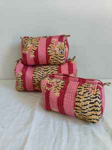 Ensemble de 3 trousses de maquillage légères en coton à imprimé animal (tigre) avec fermeture éclair et pochette organisatrice pour les voyages et pour - Product Image 4