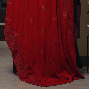 Châle en velours pour femmes design personnalisé en gros Châles traditionnels de haute qualité, longs et confortables pour l'hiver avec logo enveloppant - Product Image 6