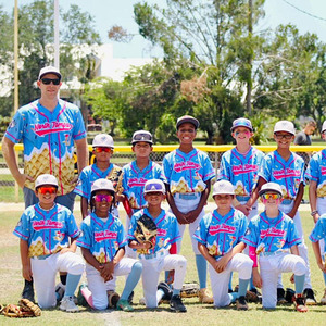 Haut court en jersey boutonné personnalisé Chemise de baseball parfaite pour femmes, enfants et adultes Conceptions personnalisées Tailles et couleurs OEM - Product Image 2