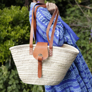 Cesta de paja moderna y hermosa con asa larga y correa, perfecta para la playa o para ir de compras - Product Image 1