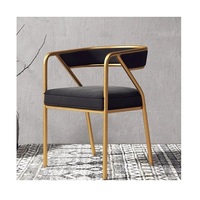 Chaise industrielle en métal construite avec une structure en acier robuste, idéale pour les salles à manger élégantes, les bureaux et les intérieurs contemporains