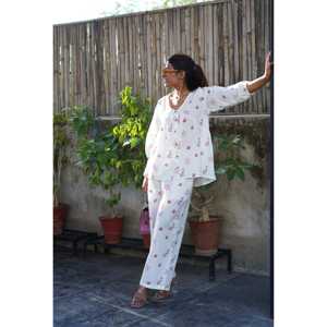 Ensemble de shorts 2 pièces pour femmes Sea Treasures, au-dessus du genou, uni, couleur cramoisi, coordonné pour la saison d'automne, haut et shorts de longueur courte - Product Image 2