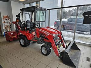 Tracteur agricole d'occasion Massey Ferguson GC1725M 4x4 avec chargeur frontal pour travaux de champ à vendre - Product Image 5