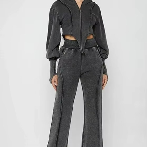 Conjunto de Dos Piezas de Moda: Sudadera Corta con Capucha y Cremallera y Pantalones Deportivos Ajustados para Mujer, Estilo Lavado Ácido Negro Desgastado - Product Image 1