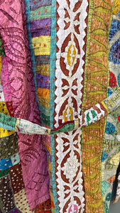 Veste en coton matelassé fait à la main indienne pour femmes Robe Kantha à manches longues avec coupe travail Kimono Design vêtements d'hiver - Product Image 6