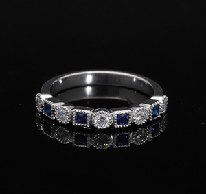 Anillo de oro blanco de 14 quilates con diamantes redondos naturales y zafiros azules en Ajuste de bisel vintage alternante con detalles Milgrain - Product Image 4