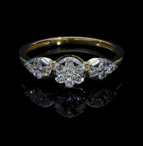 แหวนเพชรธรรมชาติสีทอง14K ที่มีการออกแบบกลุ่มดอกไม้ในรูปไข่และกลมที่เน้นสีทองคำขาวเพื่อความสง่างาม - Product Image 1