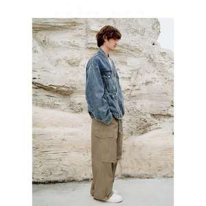 แจ็คเก็ตยีนส์ผู้ชายทรงหลวม คอวี แต่งลูกไม้ ดีไซน์ไม่สมมาตร แฟชั่นใหม่สำหรับฤดูใบไม้ร่วง ขายส่ง - Product Image 4