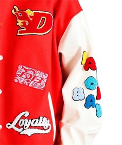 Veste de baseball unisexe personnalisée OEM Bomber universitaire en laine d'hiver écusson de broderie plat en chenille manches en cuir tissu léger rouge - Product Image 3