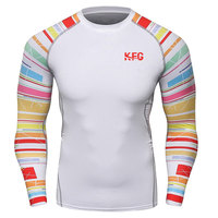 Rashguard de sport pour homme à manches longues, conçu pour l'entraînement flexible et la course à pied, fabriqué avec un matériau durable pour une liberté de mouvement athlétique totale.