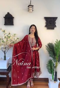 Dernier Designer Party Wear Pure Chinon Soie Beau Fil Avec Séquence Broderie Travail Haut Et Bas Avec Dupatta - Product Image 3